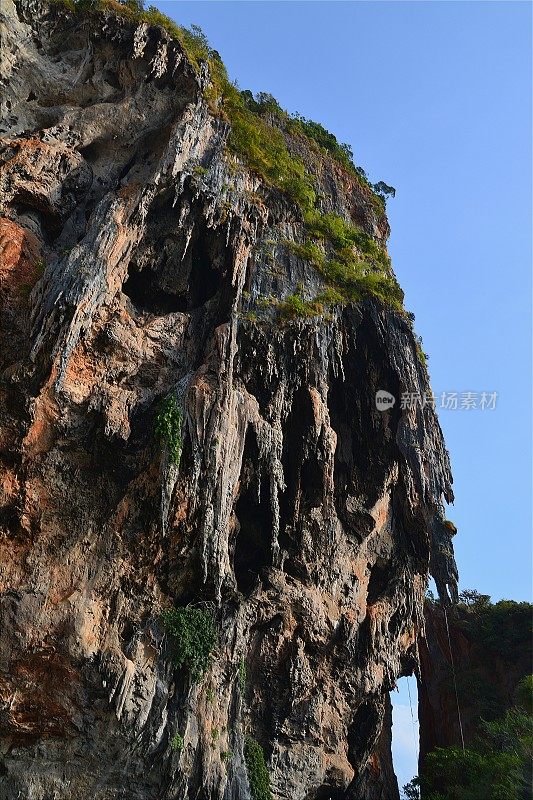 泰国Phra Nang洞穴的岩层。